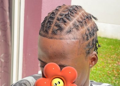 Coiffure tressée chez Leabarber à Villetaneuse, Île-de-France, FR, mettant en valeur le travail artistique.