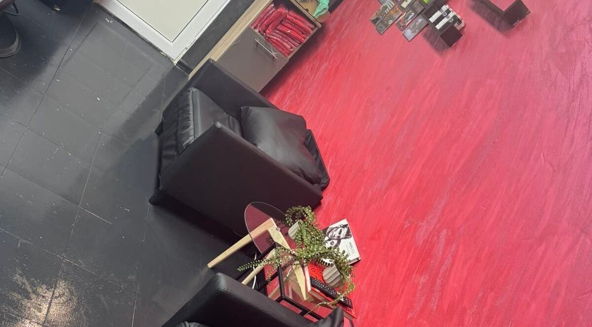 Комфортно кресло и модерен декор в Zvbarber, София, Област София, BG.