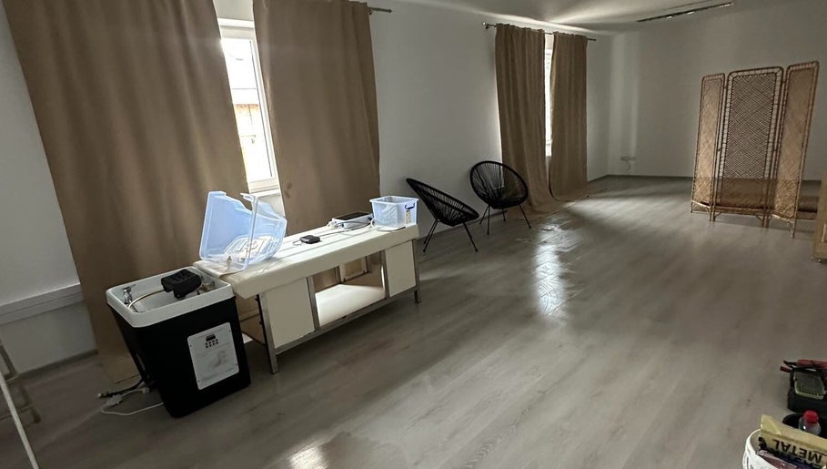 Jasne wnętrze z zasłonami w Magdalena Rykowska Therapy, Przasnysz, Województwo Mazowieckie, PL.