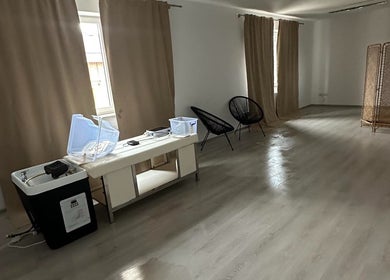 Jasne wnętrze z zasłonami w Magdalena Rykowska Therapy, Przasnysz, Województwo Mazowieckie, PL.