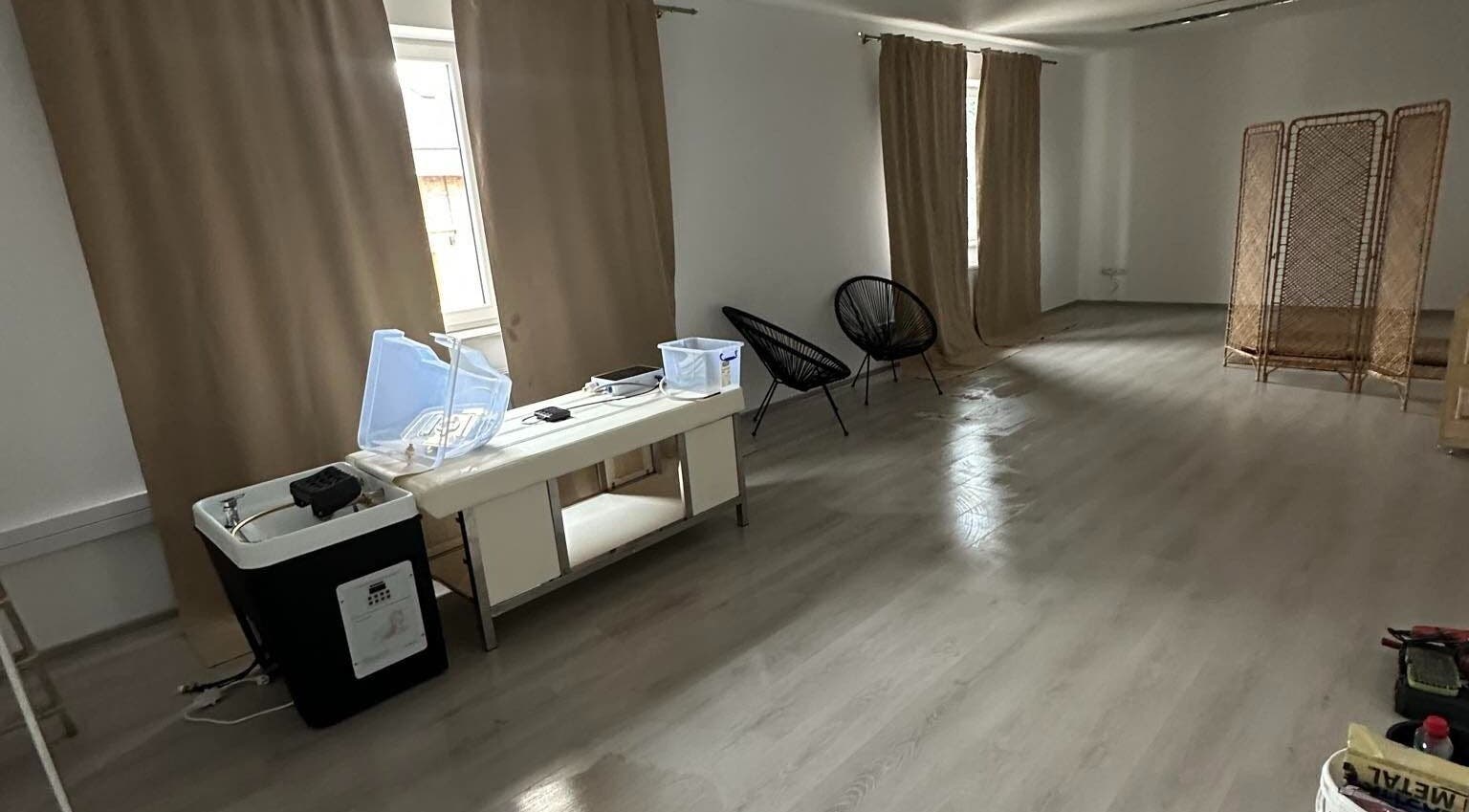 Jasne wnętrze z zasłonami w Magdalena Rykowska Therapy, Przasnysz, Województwo Mazowieckie, PL.