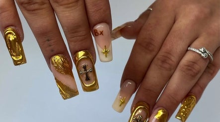 Intricate gold nail art at IB NAILZ, Edinburgh, Scotland, GB offers luxury and style with detailed embellishments.