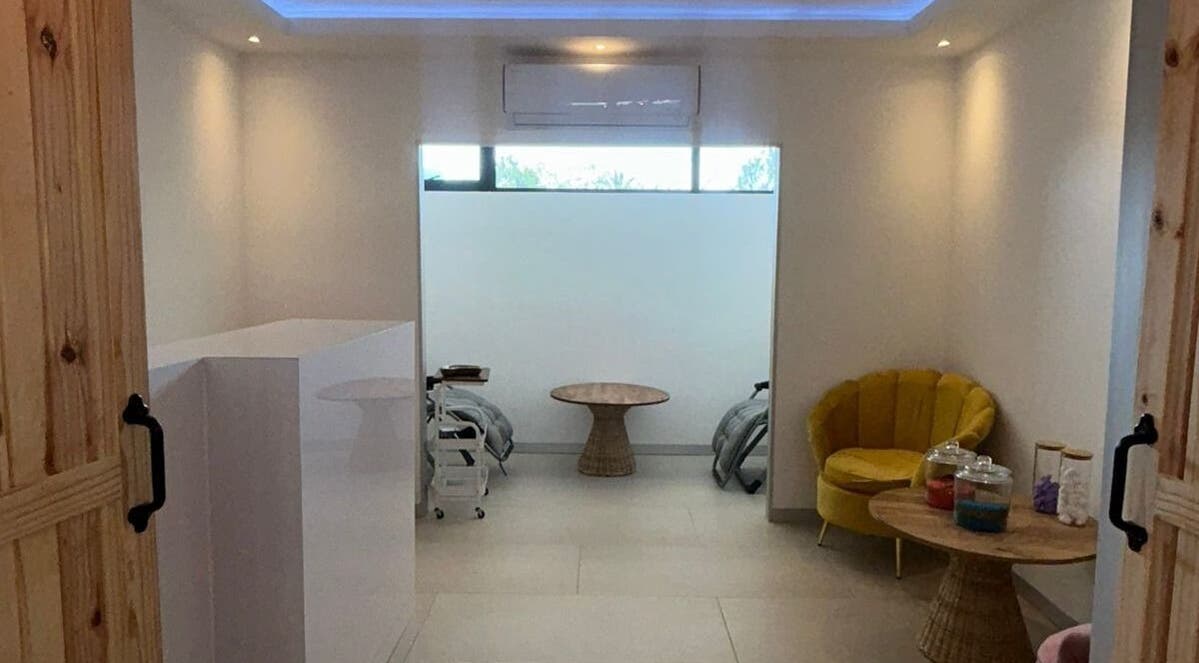 Relaxing seating area at Joocee IV Therapy in Ballito, Kwazulu-natal, ZA, featuring plush chairs and soft lighting.