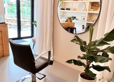Moderne kapsalon bij Irie Dreads Bonaire in Kralendijk, Bonaire, BQ met elegant interieur en groene planten.