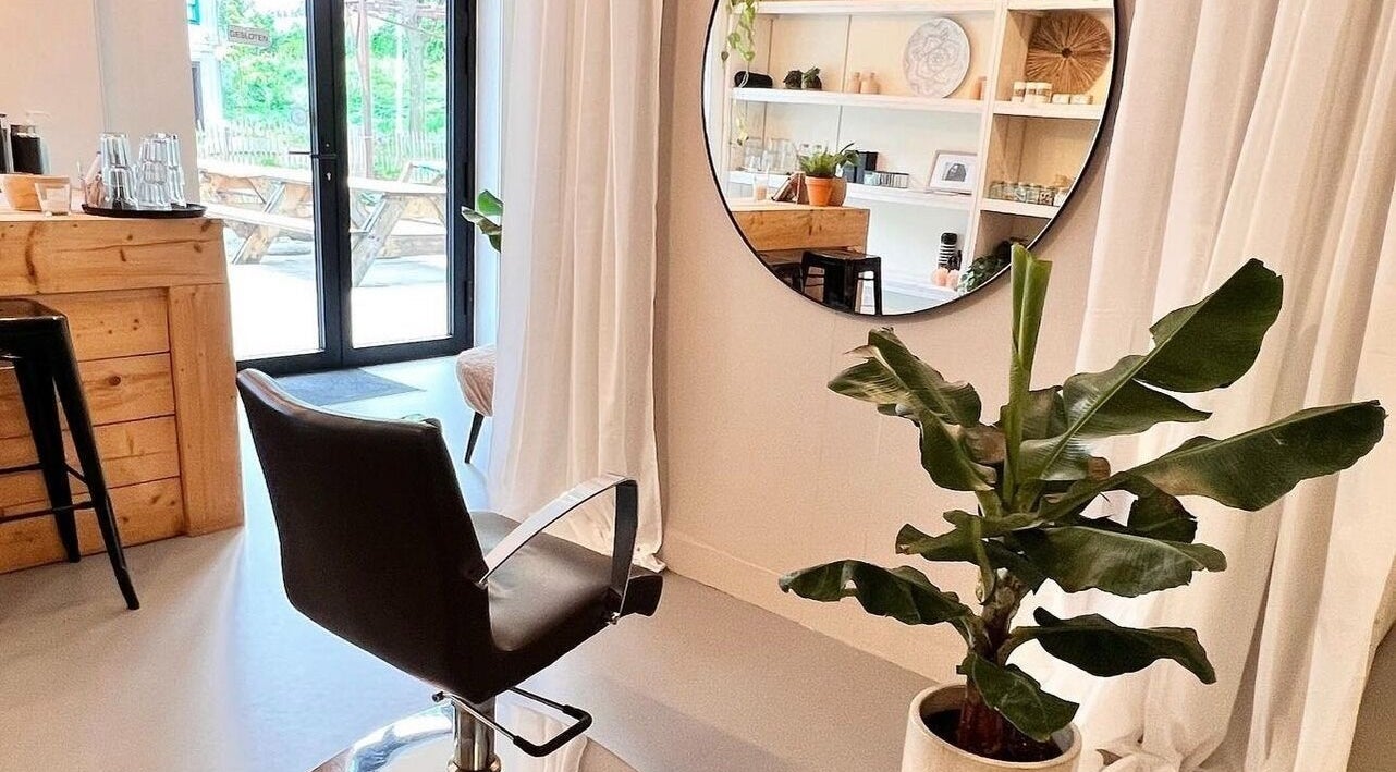 Moderne kapsalon bij Irie Dreads Bonaire in Kralendijk, Bonaire, BQ met elegant interieur en groene planten.