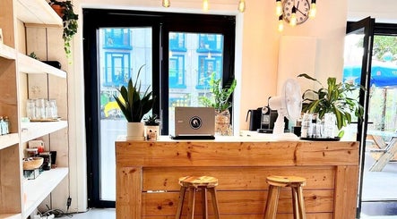 Moderne bar met houten toonbank bij Irie Dreads Bonaire in Kralendijk, Bonaire, BQ.