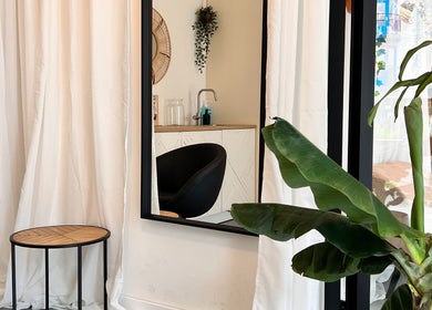 Sfeervol interieur van Irie Dreads Bonaire met groene planten en rustieke elementen in Kralendijk, Bonaire, BQ.