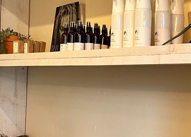 Schap met verzorgingsproducten bij Irie Dreads Bonaire, Kralendijk, Bonaire.