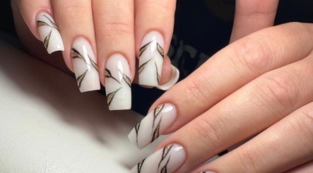 Elegant nail design at YULIA_NAILS_MTL in Montréal, Québec, CA featuring creative black and gold patterns.