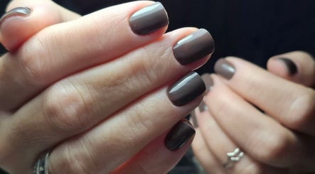 Elegant dark manicure at YULIA_NAILS_MTL in Montréal, Québec, CA showcasing chic nail art.