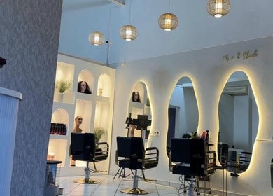 Elegant salon chairs and mirrors at The Royal House, Emalahleni, Mpumalanga, ZA offer a luxurious beauty experience.