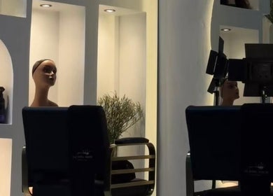 Stylish salon station at The Royal House in Emalahleni, Mpumalanga, ZA showcasing modern elegance.