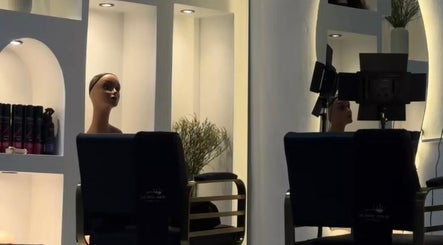 Stylish salon station at The Royal House in Emalahleni, Mpumalanga, ZA showcasing modern elegance.