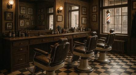 Interno elegante del Barbiellone a Faiano, Campania, IT, con sedie da barbiere vintage.