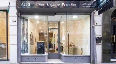 Fachada de Uñas, cejas & pestañas Auri en Madrid, Comunidad De Madrid, ES, mostrando diseño moderno.