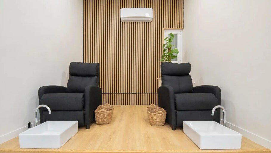 Sillas de manicura en Uñas, cejas & pestañas Auri, Madrid, Comunidad De Madrid, ES, diseño moderno.