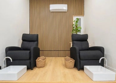 Sillas de manicura en Uñas, cejas & pestañas Auri, Madrid, Comunidad De Madrid, ES, diseño moderno.