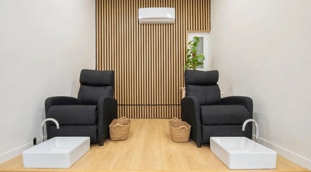 Sillas de manicura en Uñas, cejas & pestañas Auri, Madrid, Comunidad De Madrid, ES, diseño moderno.