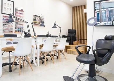 Interior moderno de Uñas, cejas & pestañas Auri, Madrid, Comunidad De Madrid, ES, con decoración elegante.