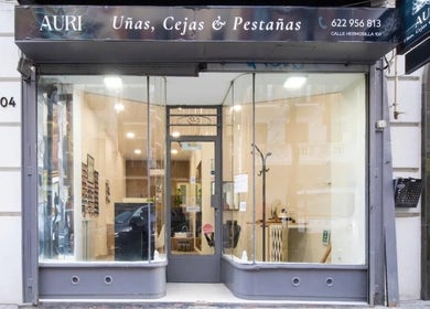Entrada a Uñas, cejas & pestañas Auri en Madrid, Comunidad De Madrid, ES, mostrando su moderna fachada.