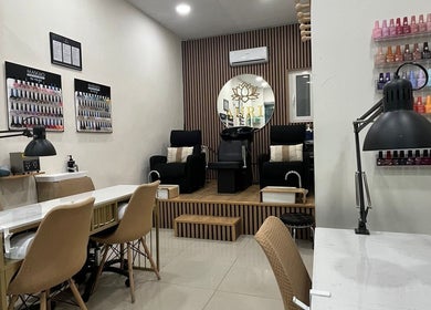 Elegante zona de manicura y pedicura en Uñas, cejas & pestañas Auri en Madrid, Comunidad De Madrid, ES.