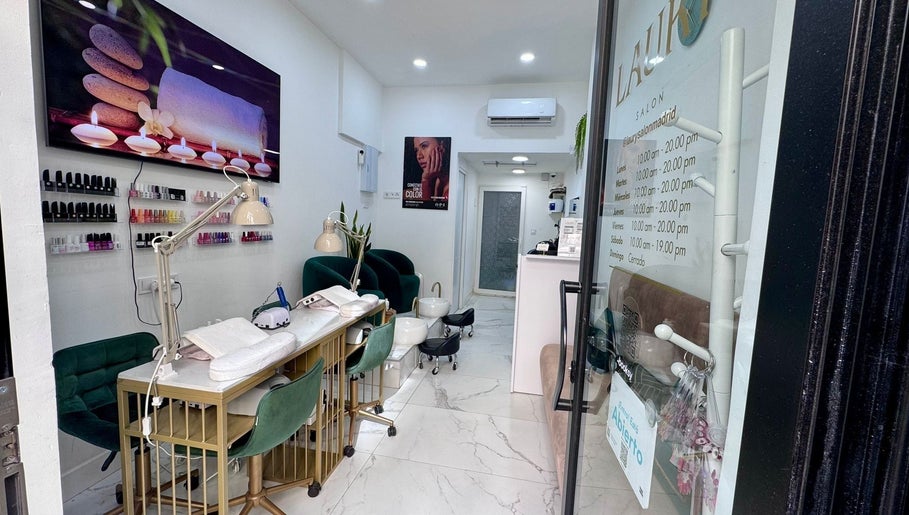 Interior moderno de Laury Salon y Belleza en Madrid, Comunidad De Madrid, ES, mostrando espacio acogedor.