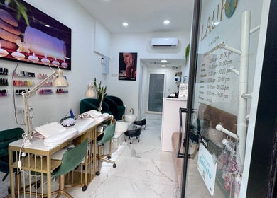 Interior moderno de Laury Salon y Belleza en Madrid, Comunidad De Madrid, ES, mostrando espacio acogedor.