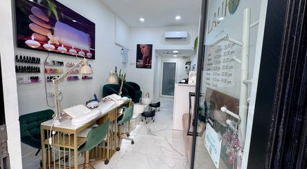 Interior moderno de Laury Salon y Belleza en Madrid, Comunidad De Madrid, ES, mostrando espacio acogedor.