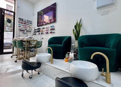 Sala elegante de Laury Salon y Belleza, Madrid, Comunidad de Madrid, ES, con sillones y bowls de pedicura.