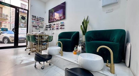 Sala elegante de Laury Salon y Belleza, Madrid, Comunidad de Madrid, ES, con sillones y bowls de pedicura.