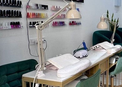 Estación de uñas en Laury Salon y Belleza, Madrid, Comunidad De Madrid, ES, con sillas verdes y lámparas.