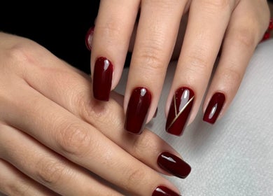 Uñas rojas elegantes diseñadas en Laury Salon y Belleza, Madrid, Comunidad De Madrid, ES.