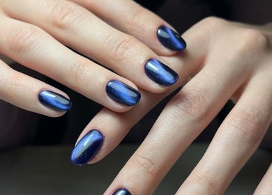 Uñas azul metálico en Laury Salon y Belleza, Madrid, Comunidad De Madrid, ES.