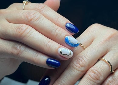 Manicura azul con diseño detallado en Laury Salon y Belleza en Madrid, Comunidad De Madrid, ES.