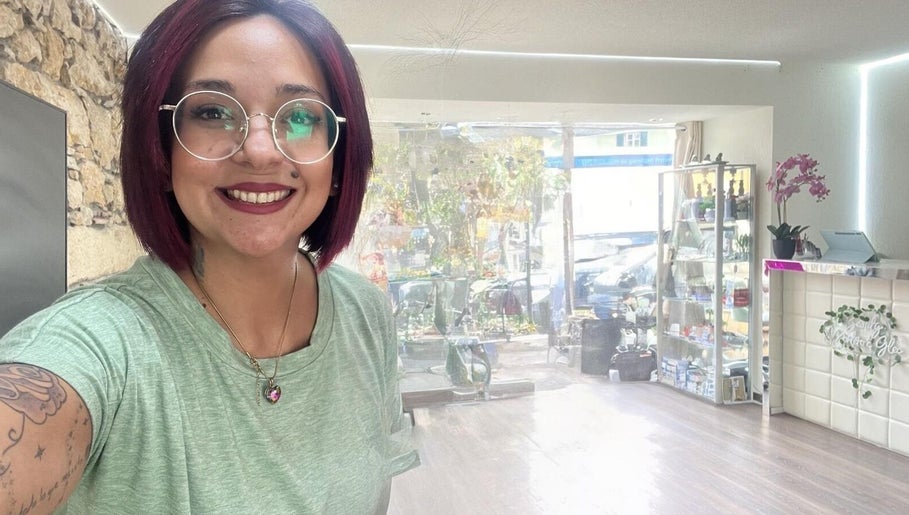Vue de l'intérieur du salon Gisela Ferrino Coiffeuse Indépendante à Biel, Bern, CH avec une styliste souriante.