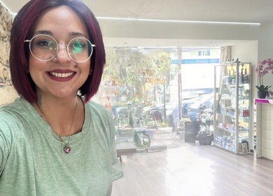 Vue de l'intérieur du salon Gisela Ferrino Coiffeuse Indépendante à Biel, Bern, CH avec une styliste souriante.