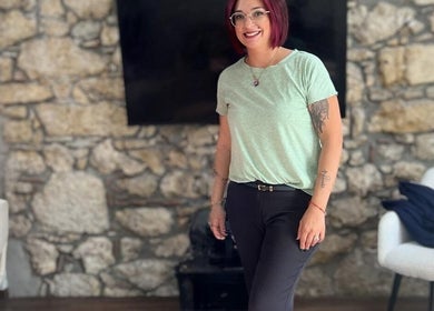 Intérieur chic de Gisela Ferrino Coiffeuse Indépendante à Biel, Bern, CH avec un mur en pierre.
