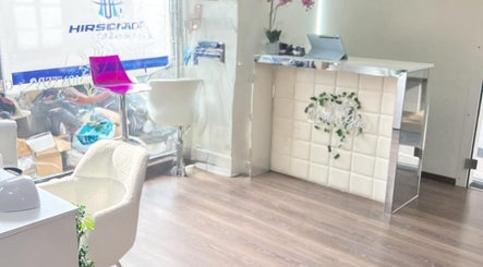 Intérieur lumineux de Gisela Ferrino Coiffeuse Indépendante à Biel, Bern, CH avec décor moderne et élégant.