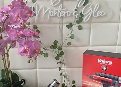 Orchidées roses et sèche-cheveux Valera chez Gisela Ferrino Coiffeuse Indépendante, Biel, Bern, CH.