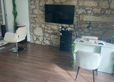 Intérieur élégant de Gisela Ferrino Coiffeuse Indépendante à Biel, Bern, CH avec style rustique.