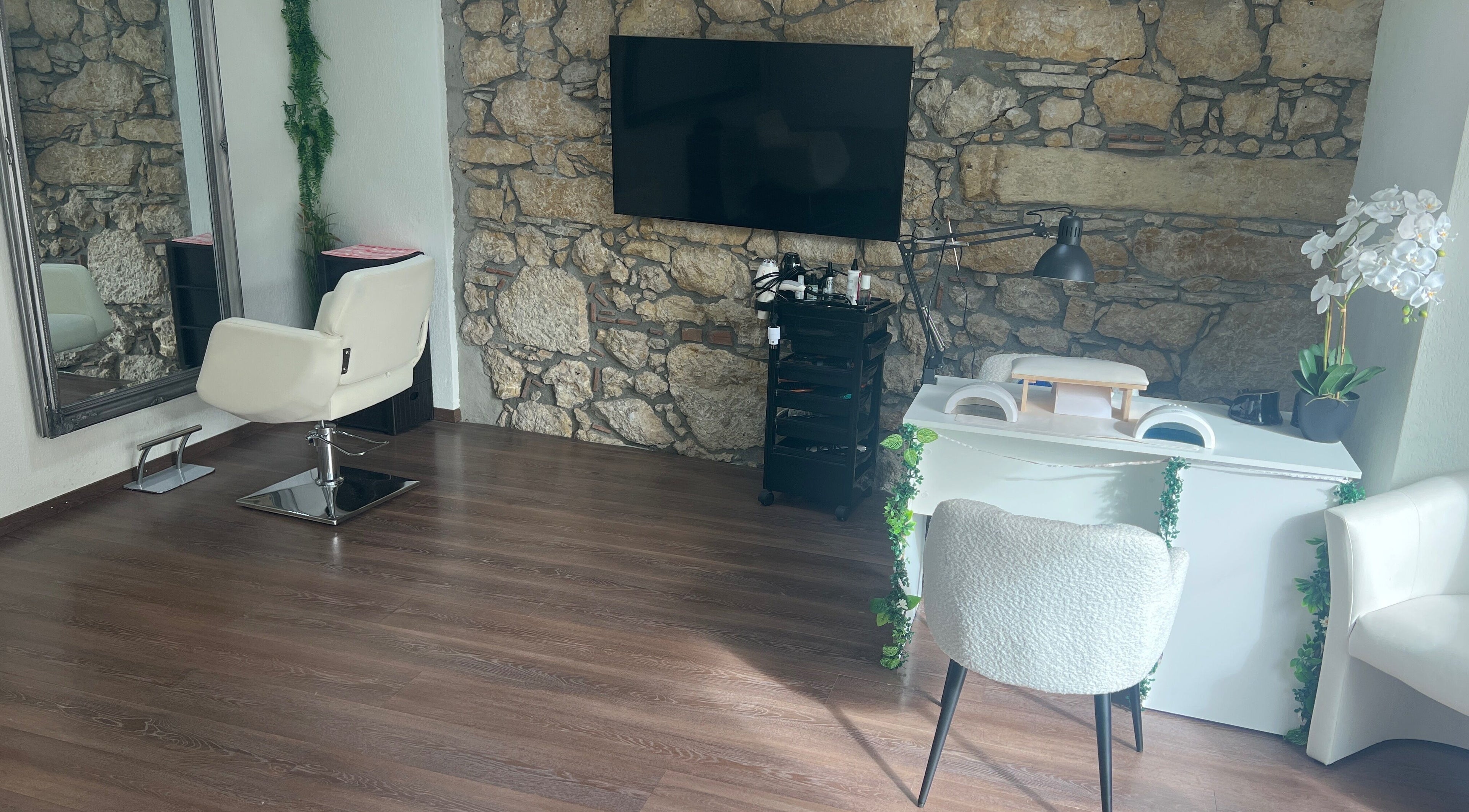 Intérieur moderne de Gisela Ferrino Coiffeuse Indépendante à Biel, Bern, CH avec murs en pierre et mobilier élégant.