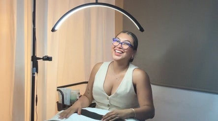 Smiling cosmetologist at Aleida López Cosmetologa in Mérida, Yucatán, MX, ready for a beauty session.