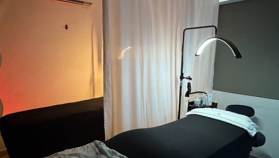 Cozy treatment room at Aleida López Cosmetologa, Mérida, Yucatán, MX, featuring a comfortable massage table.