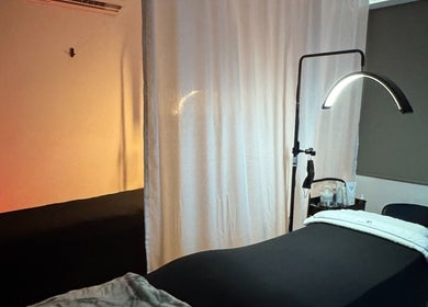 Cozy treatment room at Aleida López Cosmetologa, Mérida, Yucatán, MX, featuring a comfortable massage table.