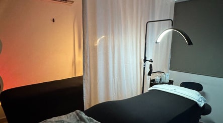 Cozy treatment room at Aleida López Cosmetologa, Mérida, Yucatán, MX, featuring a comfortable massage table.