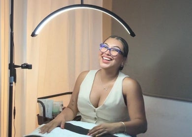 Smiling woman in a relaxing session at Aleida López Cosmetologa, Mérida, Yucatán, MX.