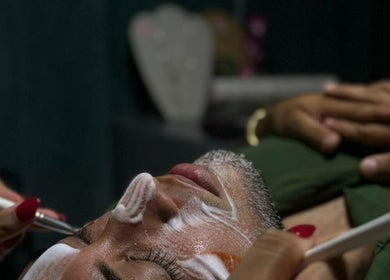 Facial treatment at Aleida López Cosmetologa in Mérida, Yucatán, MX, showcasing expert skincare service.