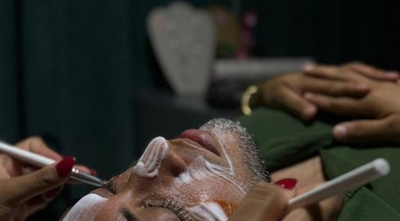 Facial treatment at Aleida López Cosmetologa in Mérida, Yucatán, MX, showcasing expert skincare service.