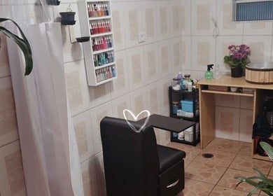 Espaço acolhedor em Tai Unhas, São Paulo, com poltrona e bancada de manicure pronta para atendimento.
