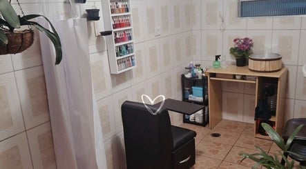 Espaço acolhedor em Tai Unhas, São Paulo, com poltrona e bancada de manicure pronta para atendimento.